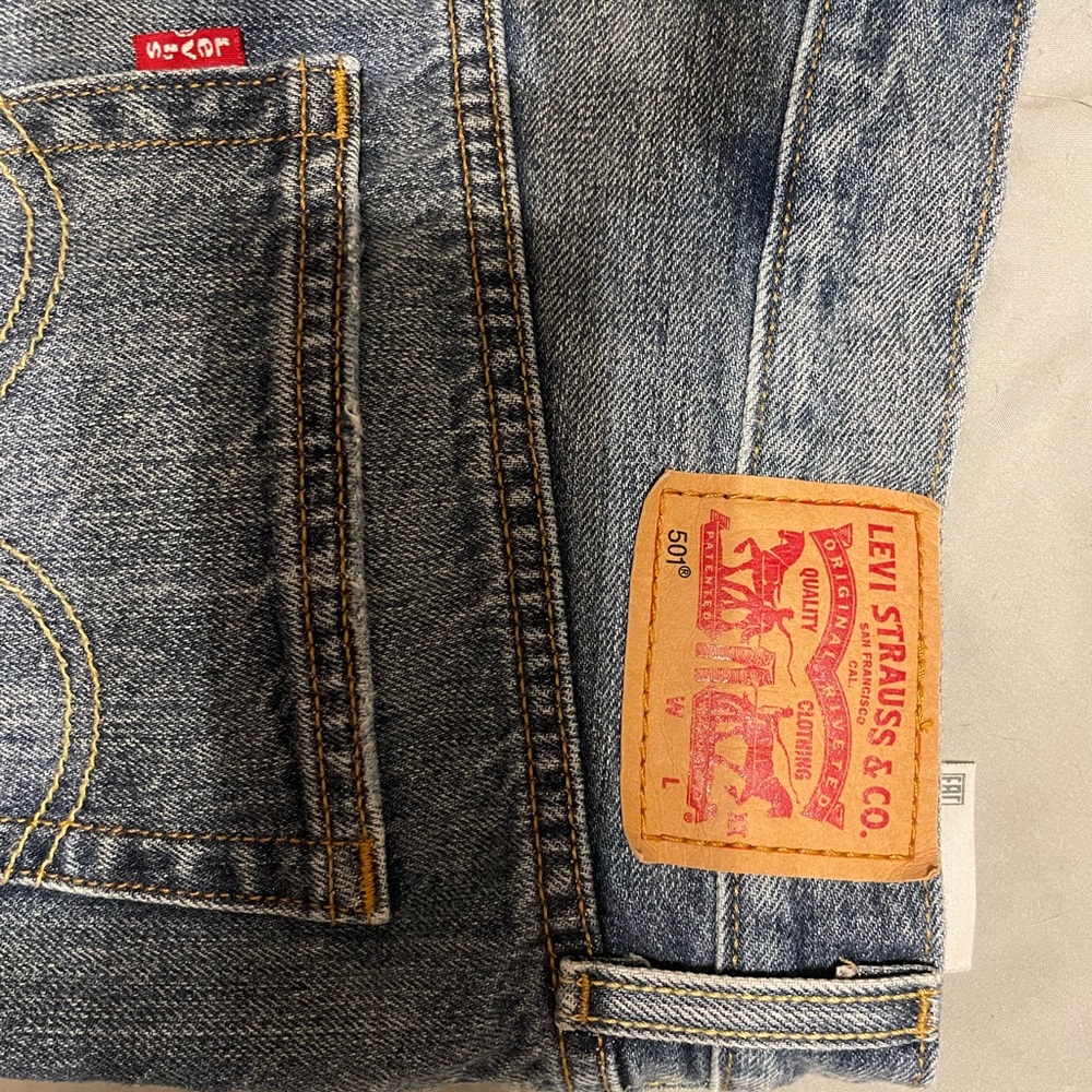 Perfectly fringed cut off 501 Jean shorts - Picture 2 of 5